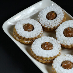 Plano de Galletas rellenas de arequipe bañadas en azúcar refinado