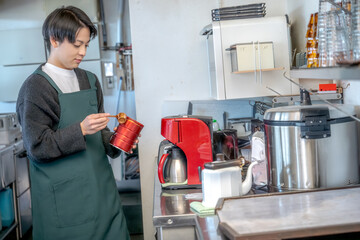 珈琲を淹れる爽やかな男性