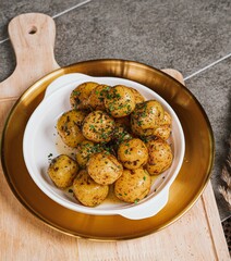 Papas colombianas en plato moderno con fondo creativo