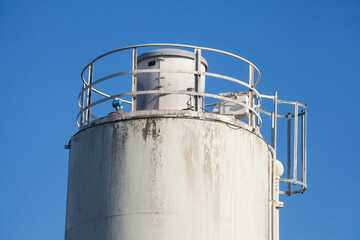 Weisses Getreidesilo im Hafen, Bremen, Deutschland