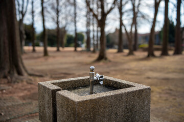 冬の公園の水飲み場