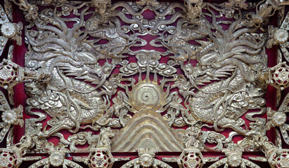 Obraz premium Elaborate sculptures on ceiling design inside the Buddhist temple of Wat Dhammakatanyu (Xian Lo Dai Tien Gong). Taiwanese art style, Look up, use it as your Wallpaper, Poster and Space for text.