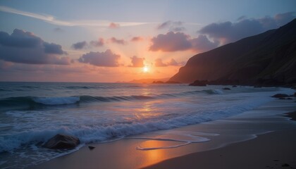 Obraz premium Golden sunset over ocean waves and beach