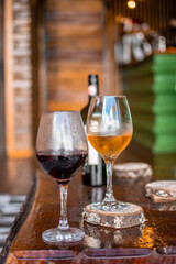 duas taças de vinho tinto e vinho branco sobre a mesa
