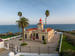 Faro Ponta do Altar en Ferragudo del municipio de Lagoa distrito de Faro, Portugal