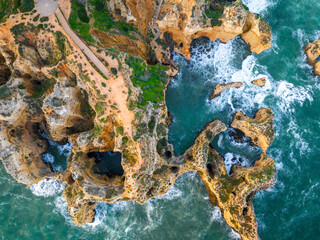 Faro Ponta do Altar en Ferragudo del municipio de Lagoa distrito de Faro, Portugal