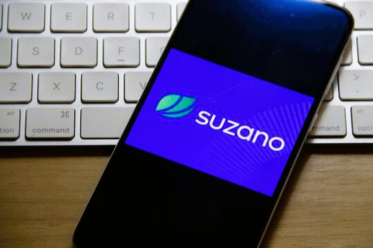 Suzano - Empresa brasileira que produz papel e celulose, sendo a maior fabricante de celulose do mundo. A empresa tamb&eacute;m &eacute; uma das maiores produtoras de papel da Am&eacute;rica Latina. 