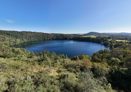 Panoramique au Gour de Tazenat en Auvergne