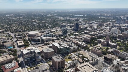 Obraz premium West campus views of UT Austin with downtown Austin in the background.
