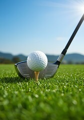 青空の下、美しい緑の芝生にゴルフクラブとゴルフボールが映えるゴルフコース｜A golf course where golf clubs and golf balls stand out against the beautiful green grass under a blue sky.
