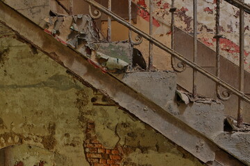 verlassene Ruine Industrie Bau, Treppenaufgang Stufe Farbreste  Geländer aus Eisen und Beton Seitenblick innen, Deutschland, Thüringen Gera, niemand, ohne Menschen