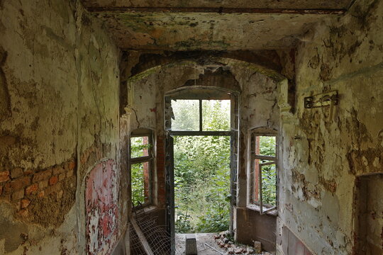 Ruine Hospital Eingang Glas T&uuml;r Fenster Farbresten an kaputter Ziegelwand von innen, kalt, verlassen ,mit Blick Wildnis Natur, Mittag, Europa Deutschland Th&uuml;ringen Gera, niemand keine Menschen