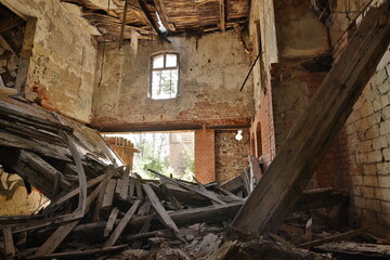 Garage mit Tor und Fenster Holzbalken zerstört Ruine Hospital Gebäude Backstein aus dem...
