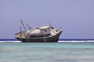 verlassenes Schiff ist vor vielen Jahren am Korallen Riff gestrandet und rostet in der Sonne und Salzwasser am Roten Meer Ägypten, Marsa Alam Afrika