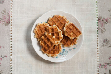 Soucoupe contenant quelques gaufrettes pour le goûter