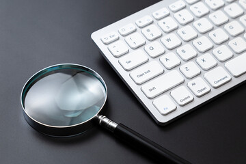 キーボードと虫眼鏡