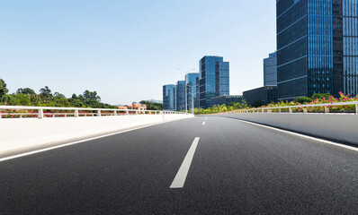Obraz premium Highway overpass near office buildings
