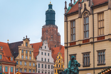 Obraz premium Christmas market in a big city. Sales booths decorated with baubles and Christmas decorations