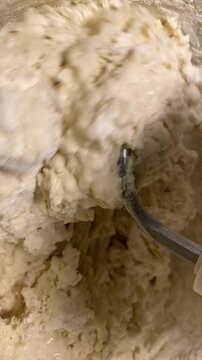 k&uuml;che, kochen, bakcen, teig, kneten, k&uuml;chenmaschiene, kneit kneten, knettmaschiene, knetmaschiene, maschinell, nb&auml;ckerm backen ,brot, teig, pizzateig, kuchenteig, hefeteig, piter, beschaffenheit, fels