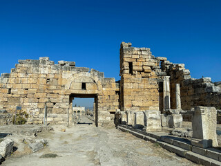 Hierapoli de Pamukkale, Turquía. Sitio arqueológico con anfiteatro romano. 