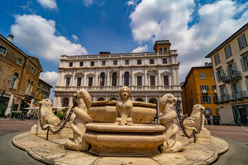 Naklejka premium Contarini Fountain in Piazza Vecchia