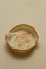 Cesta de massa com doces e salgados como queijo, tomate, chocolate