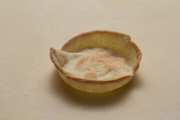 Cesta de massa com doces e salgados como queijo, tomate, chocolate