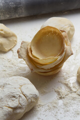 Cesta de massa com doces e salgados como queijo, tomate, chocolate
