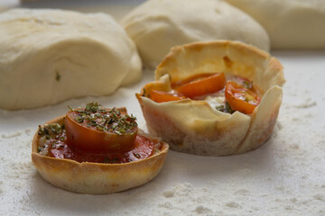 Cesta de massa com doces e salgados como queijo, tomate, chocolate