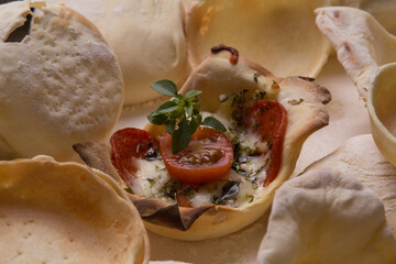 Cesta de massa com doces e salgados como queijo, tomate, chocolate