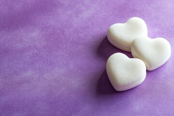 Obraz premium Soft White Hearts on Purple Background