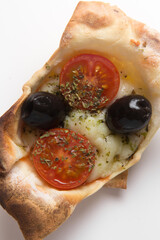 Cesta de massa com doces e salgados como queijo, tomate, chocolate