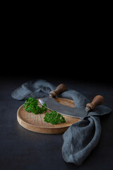 holzbrett, petersilie, serviette, grau, stoff, wiegemesser, chissel, holzgriff, alt, vintage, chiaroscuro, food, foodphotography, speisen, kochen, stillleben