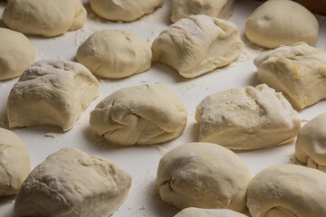 Massa de pão e pizza na farinha na mesa do Pizzaiollo prontas para se transformarem em pizza e pão