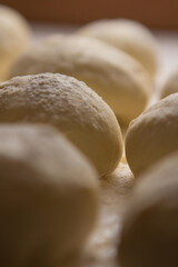 Massa de pão e pizza na farinha na mesa do Pizzaiollo prontas para se transformarem em pizza e pão
