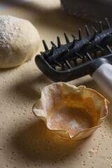 Massa de pão e pizza na farinha na mesa do Pizzaiollo prontas para se transformarem em pizza e pão