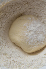 Massa de pão e pizza na farinha na mesa do Pizzaiollo prontas para se transformarem em pizza e pão