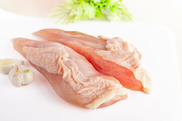 半分にカットした鶏ムネ肉