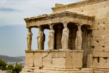 Obraz premium This photo takes us to the Parthenon, where statues of goddesses from ancient Greece stand