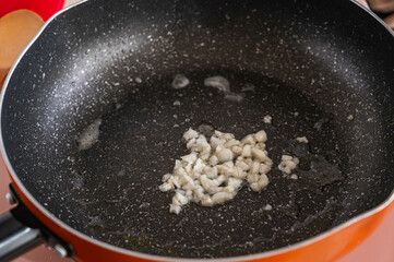ニンニクのみじん切りを炒める