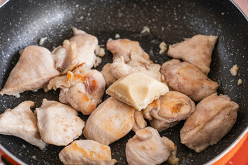 炒めた具材にシチューの素を加える