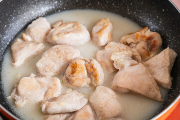 シチューの素を入れて煮込む鶏
