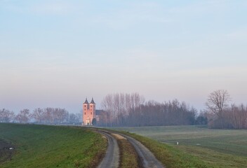 Mittelalterliche Kirche von Árpás, Ungarn im Winter