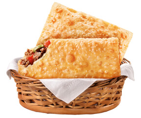 cesta de palha com pastel de carne isolado em fundo transparente