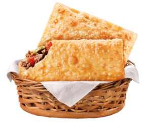 cesta de palha com pastel de carne isolado em fundo transparente