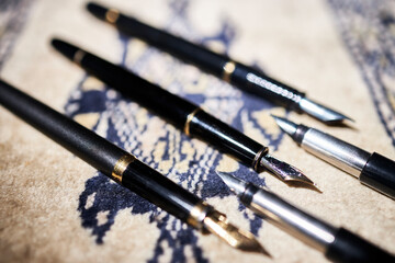 Fototapeta premium Fountain pens. Various fountain pens from different periods on a mat