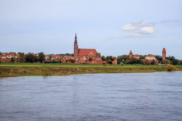 Obraz premium Stadtansicht von Tangermünde von der Elbe aus gesehen