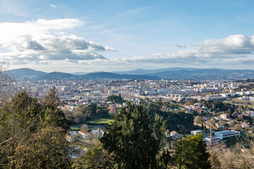 Vista parcial da encantadora cidade de Braga, capturada a partir do icônico Bom Jesus do Monte. A paisagem revela a harmonia entre a arquitetura urbana e o verde das colinas, destacando o charme histó