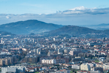 Obraz premium Vista parcial da encantadora cidade de Braga, capturada a partir do icônico Bom Jesus do Monte. A paisagem revela a harmonia entre a arquitetura urbana e o verde das colinas, destacando o charme histó