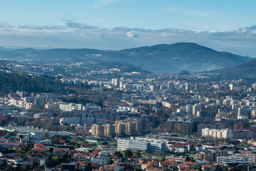 Vista parcial da encantadora cidade de Braga, capturada a partir do icônico Bom Jesus do Monte. A paisagem revela a harmonia entre a arquitetura urbana e o verde das colinas, destacando o charme histó